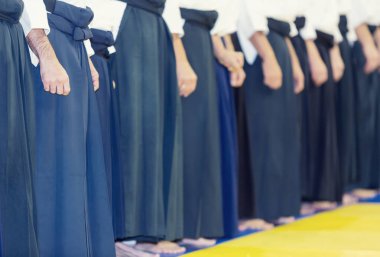 İnsanlar kimono ve bir hakama ayakta