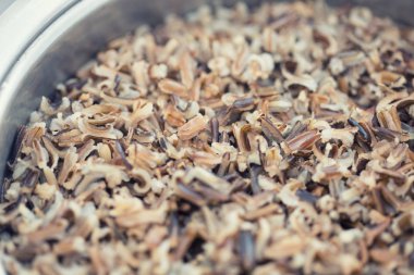 Bir pot siyah pirinç