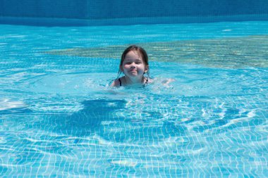 bir havuzda küçük bir kız