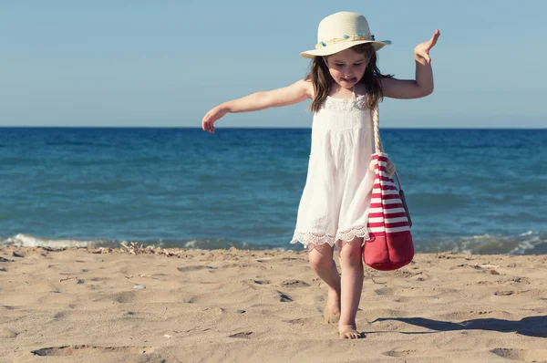 Dziewczynka w białej sukni spaceru sam morza — Zdjęcie stockowe
