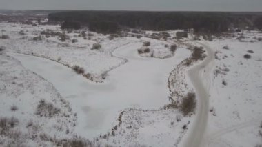 Kış ormanında yol. Kış manzarası