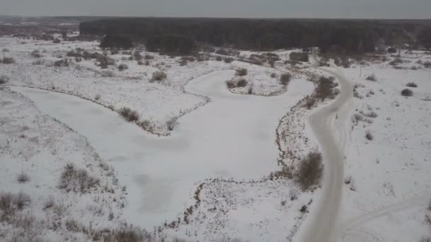 Дорога в зимовому лісі. Зимовий пейзаж — стокове відео