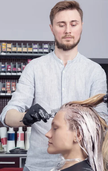 Een kapper kleuren haar van een blonde vrouw client — Stockfoto