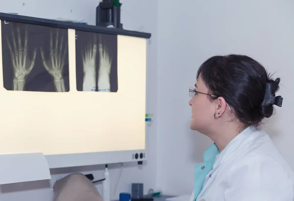 Medico radiografico femminile — Foto Stock