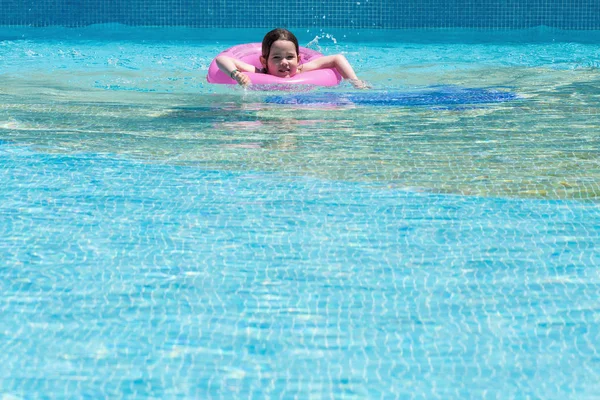 Little girl swimming in a pool — Stock Photo, Image