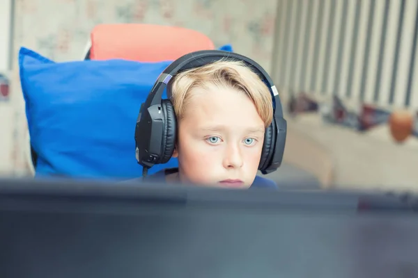 Teenage boy playing computer games on PC — Stock Photo, Image
