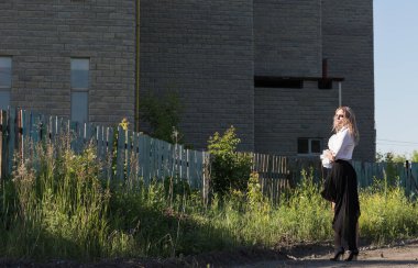 Güzel sarışın kız moda Gotik tarzı portresi