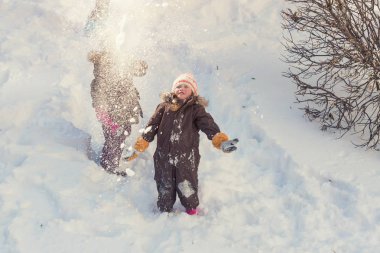 Çocuklar bir karda oynarken