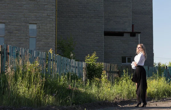 Güzel sarışın kız moda Gotik tarzı portresi