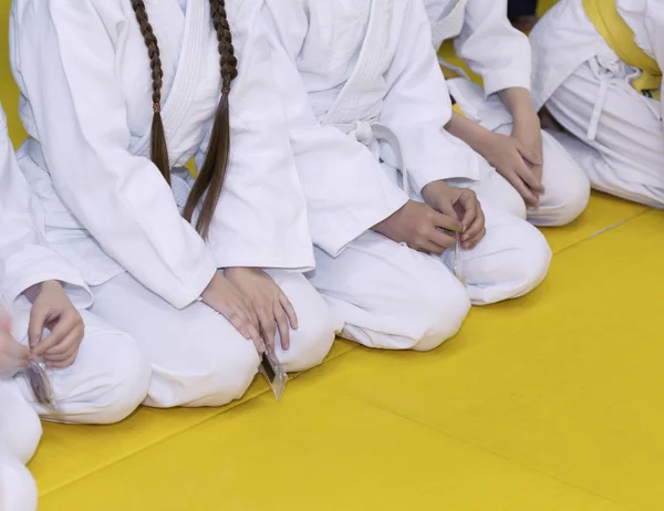 Kinder im Kimono beim Kampfsport-Training — Stockfoto