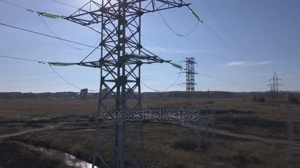 Volando hasta la torre de electricidad de alto voltaje y líneas eléctricas — Vídeos de Stock