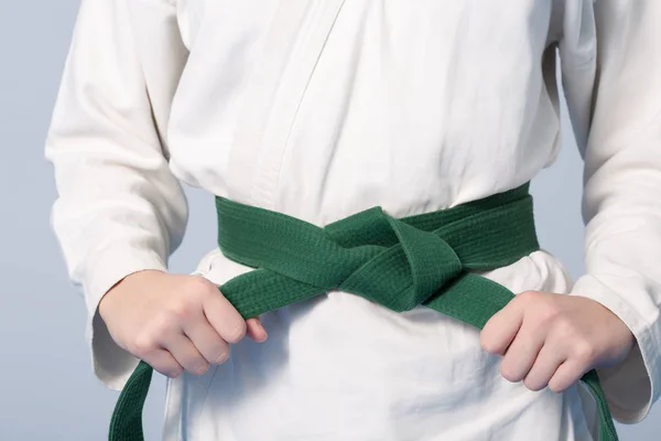 Χέρια σύσφιξη πράσινη ζώνη σε μια εφηβική ντύνεται με κιμονό — Φωτογραφία Αρχείου