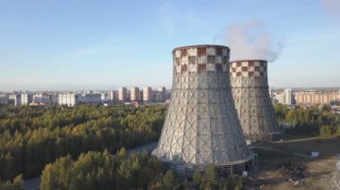 Büyük boru ile termal enerji üreten bitki üzerinde uçan.