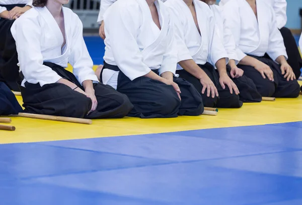 Människor i kimono och hakama på kampsport utbildning — Stockfoto