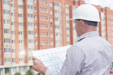 Mühendis inşaat planları ile