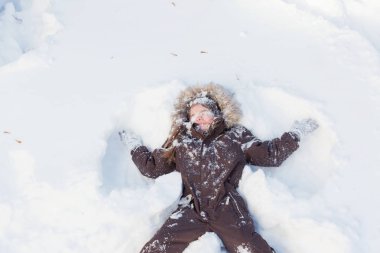 Güzel küçük bir kız bir kar melek yapma