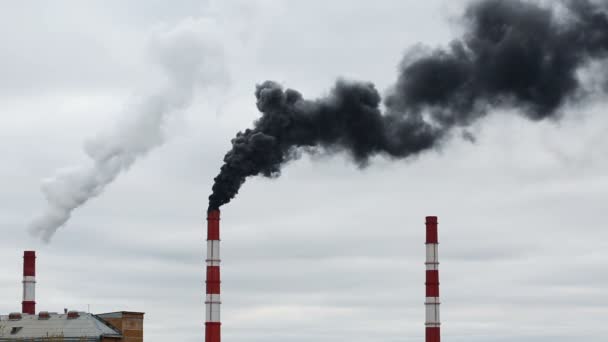 Zwarte rook afkomstig van de pijp. Warmte energienetwerk. WKK — Stockvideo