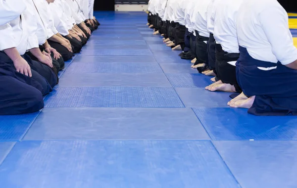 Personas en kimono y hakama en entrenamiento de artes marciales — Foto de Stock