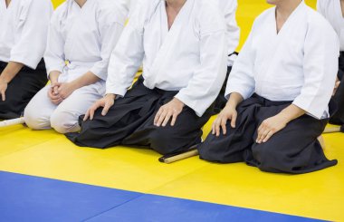 Kimono ve hakama giymiş insanlar dövüş sanatları eğitimi alıyorlar.