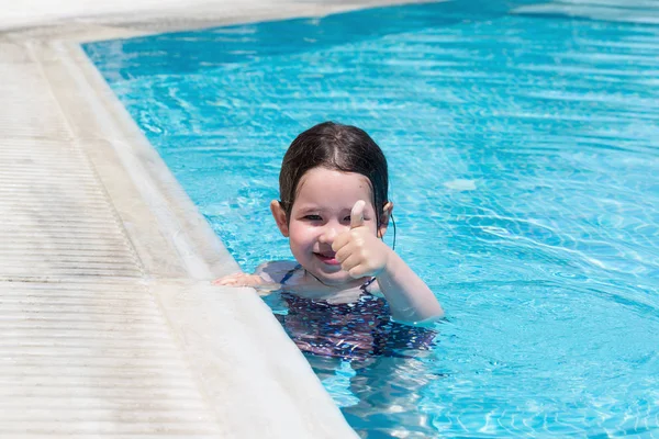 수영장에서 수영 하는 소녀 — 스톡 사진