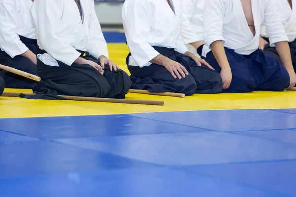 Människor i Kimono på kampsport vapen utbildning seminarium — Stockfoto