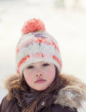 Japon kimono ve hakama katana tutan bir adam arka plan ile meyve ve sebze Raflarla giymiş.