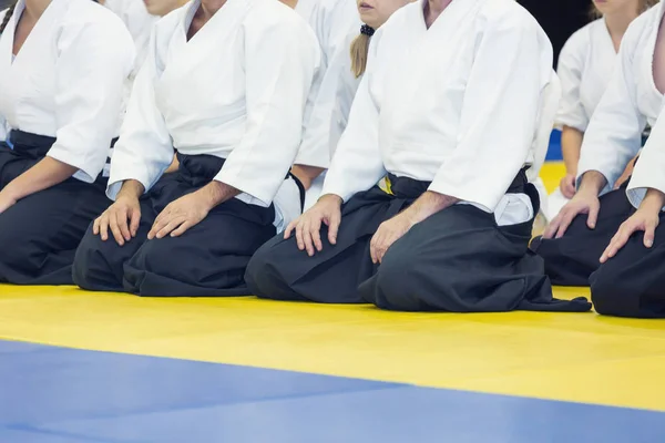 Personas en kimono y hakama en entrenamiento de artes marciales —  Fotos de Stock