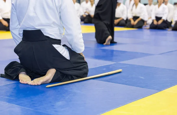 Människor i Kimono på kampsport vapen utbildning seminarium — Stockfoto
