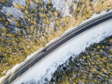 İle hareket eden bir arabadan kışın karlı yol