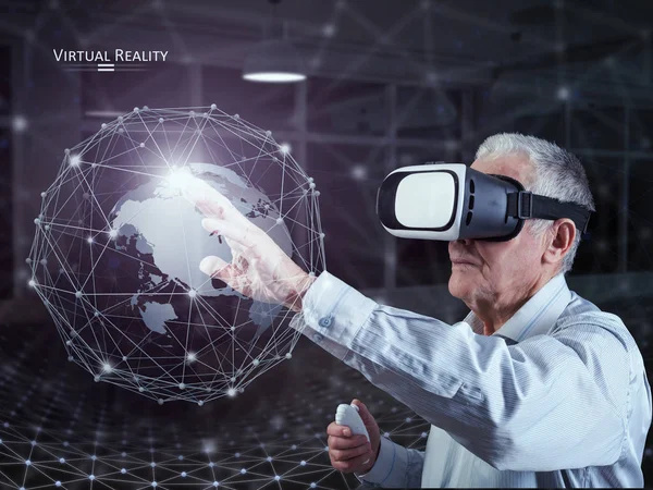 Un anciano usando un auricular de realidad virtual — Foto de Stock