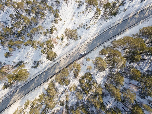 Снежная дорога с движущимся автомобилем зимой — стоковое фото
