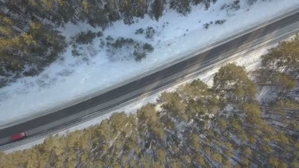 Strada innevata con una macchina in movimento in inverno — Video Stock