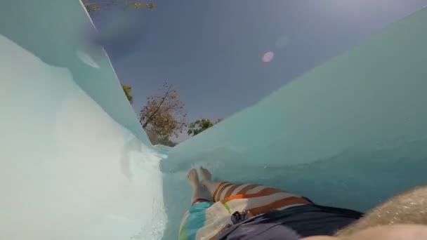 FPV : Jeune homme glissant vers le bas à l'aquapark — Video