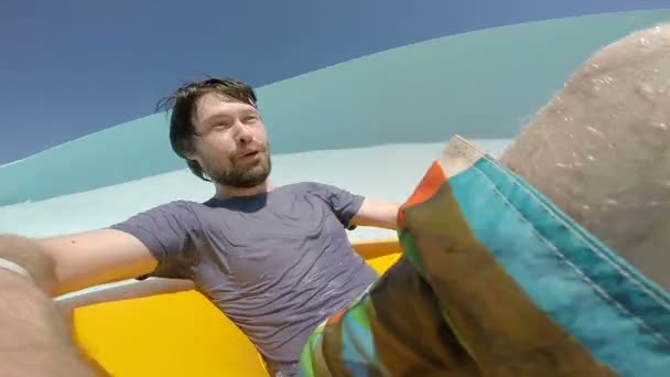 POV: Fiatal férfi, az aquapark lecsúszott — Stock videók