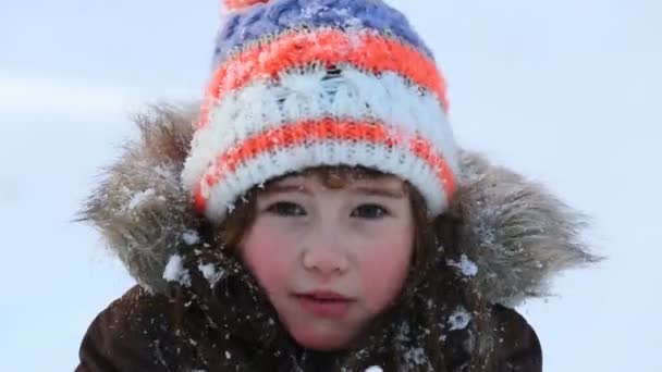 Liten flicka leker med snö på vintern. — Stockvideo