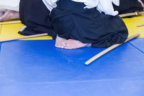 Personas en kimono en el seminario de entrenamiento de armas de artes marciales — Foto de Stock