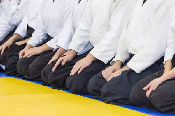 Människor i kimono och hakama på kampsport utbildning — Stockfoto
