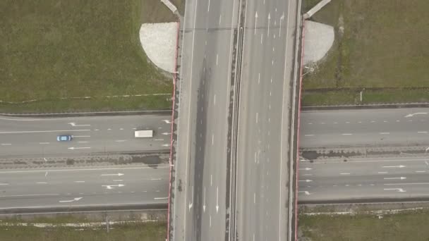 Luchtfoto beeldmateriaal van snelweg met auto's en vrachtwagens — Stockvideo