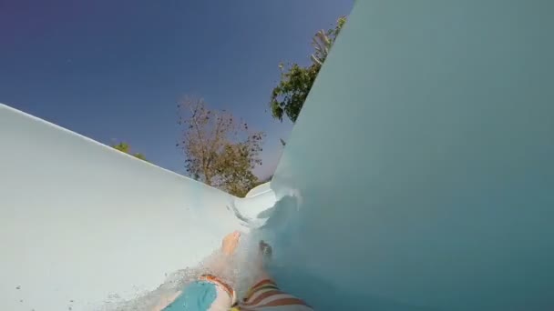 FPV: Young man sliding down at the aquapark — Stock Video