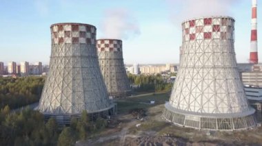 Büyük boru ile termal enerji üreten bitki üzerinde uçan.