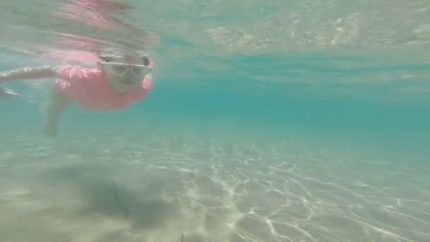 带面具的小女孩在海里游泳 — 图库视频影像