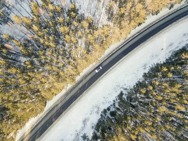Снежная дорога с движущимся автомобилем зимой — стоковое фото