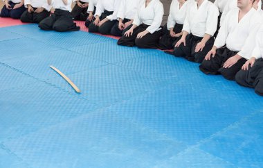 Kimonolu insanlar dövüş sanatları silah eğitimi semineri veriyor.