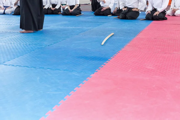 Ludzie w Kimono na seminarium szkoleniowym na temat broni sztuk walki — Zdjęcie stockowe