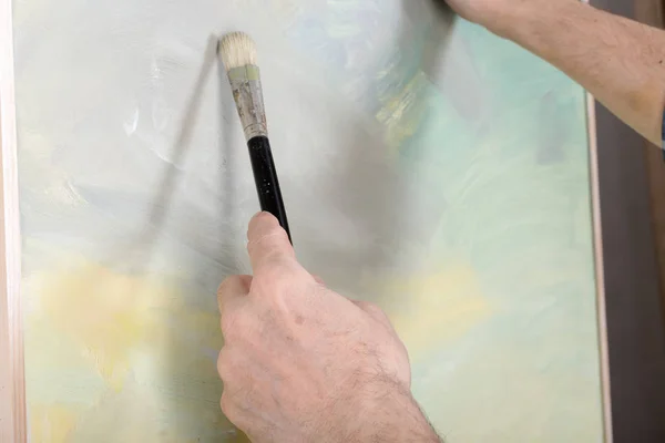 An artist painting in studio — Stock Photo, Image