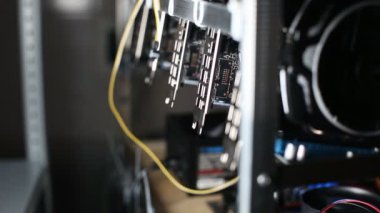 Cryptocurrency madencilik raf grafik kartları ile
