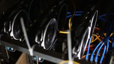 Cryptocurrency madencilik raf grafik kartları ile