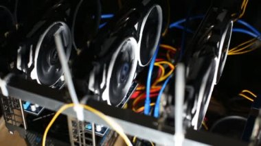 Cryptocurrency madencilik raf grafik kartları ile