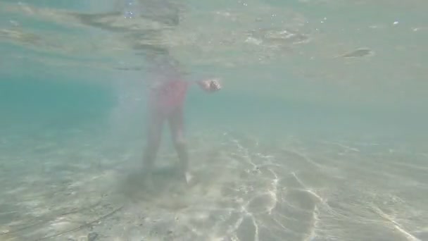 바다에서 수영 하는 마스크와 어린 소녀 — 비디오