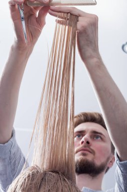 Sarışın kadın müvekkilinin bir saç kesimi yapma Kuaför